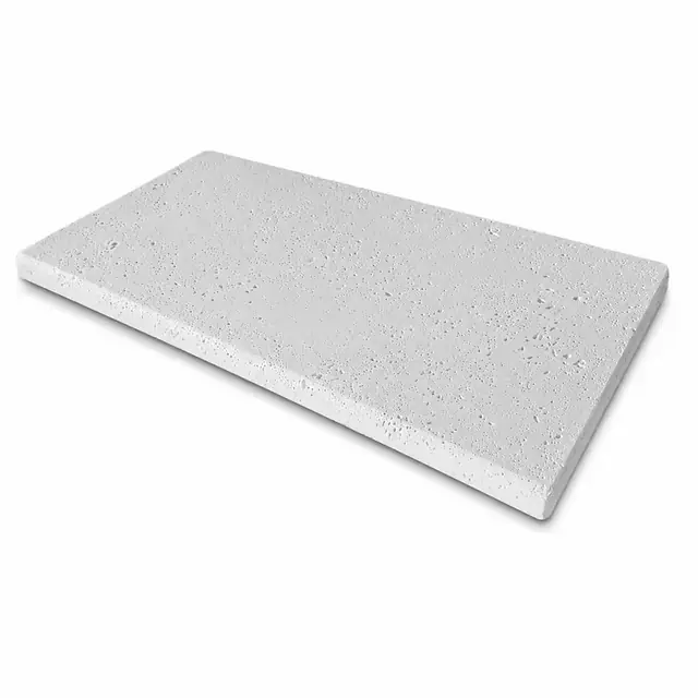 Borda reta 50×20 cm em cimento branco.